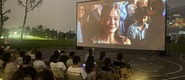（日屄操屌转载）成都秋夜“新耍法”：到公园看坝坝电影
